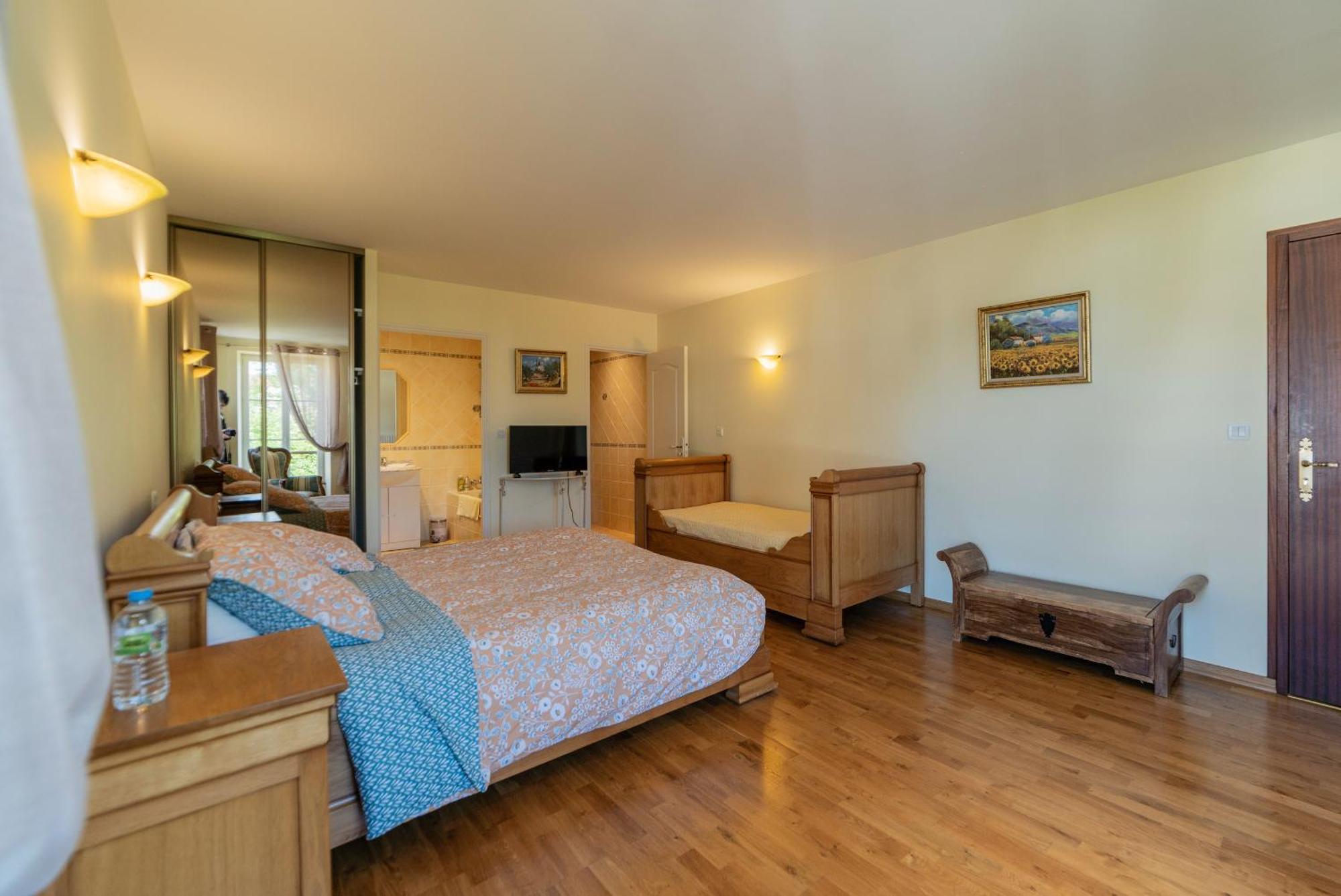 몽티니 라 레슬레 Chambre D'Hotes Le Val Du Chapelain B&B 객실 사진